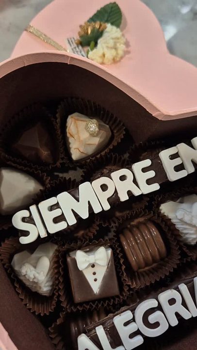Caja de bombones para boda con figuras de novios