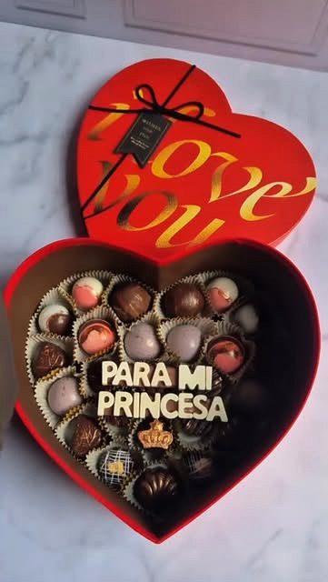 Caja corazón con bombones y dedicatoria