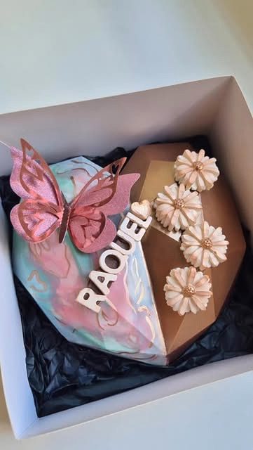 Caja personalizada con nombre, flores de chocolate y mariposa